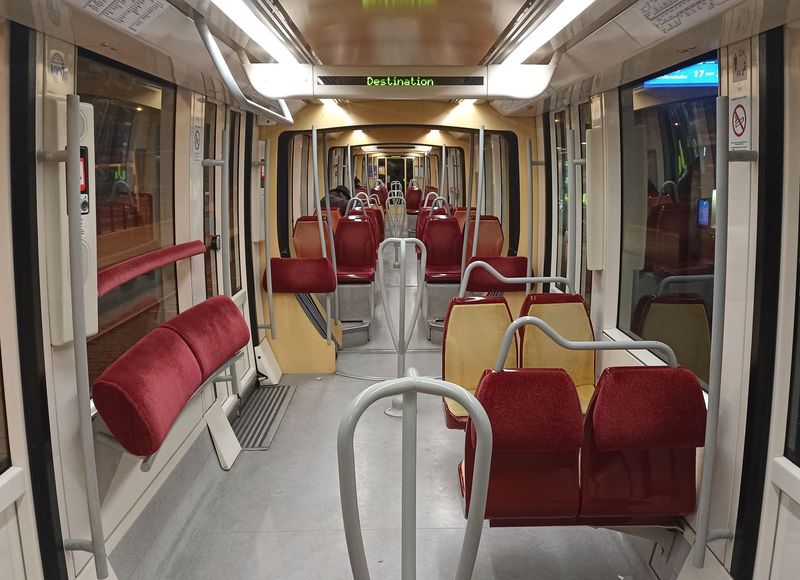 Interiér sedmièlánkových plnì nízkopodlažních tramvají Alstom Citadis 403 je na rozdíl od pùvodních Eurotramvají ladìn do veselých barev. V tramvajích nenajdete žádné validátory – ty jsou umístìny na zastávkách.