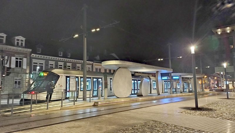Na historickém námìstí v centru nìmeckého mìsta Kehl má od foku 2018 koneènou štrasburská tramvajová linka D s modernì øešeným zastøešením nástupištì. Z Francie sem míøí každá druhá tramvaj této linky, což bìhem dne znamená interval cca 15 minut.