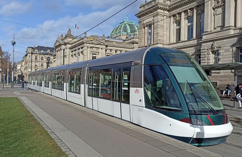 První verze 44metrových tramvají Alstom Citadis 403, které dorazily do Štrasburku v letech 2005-7 v poètu 41 kusù. Tyto tramvaje zaèaly opouštìt pùvodní zelenostøíbrný nátìr Eurotramvají, aby ho pak ještì novìjší typ opustil zcela.
