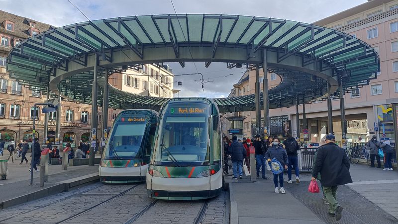 Ikonická zastávka Homme de Fer v centru Štrasburku, která se vešla na pomìrnì malé námìstíèko, kde se dnes køižují všechny tramvajové linky kromì linky E.