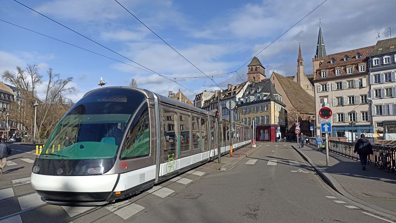 A zde je prodloužená devítièlánková verze Eurotramvaje z konce 90. let od Bombardieru, kterých tu jezdí 17. Jsou stejnì dlouhé jako všechny jejich následovnice od Alstomu. Celkem má nyní Štrasburk k dispozici 110 tramvají.