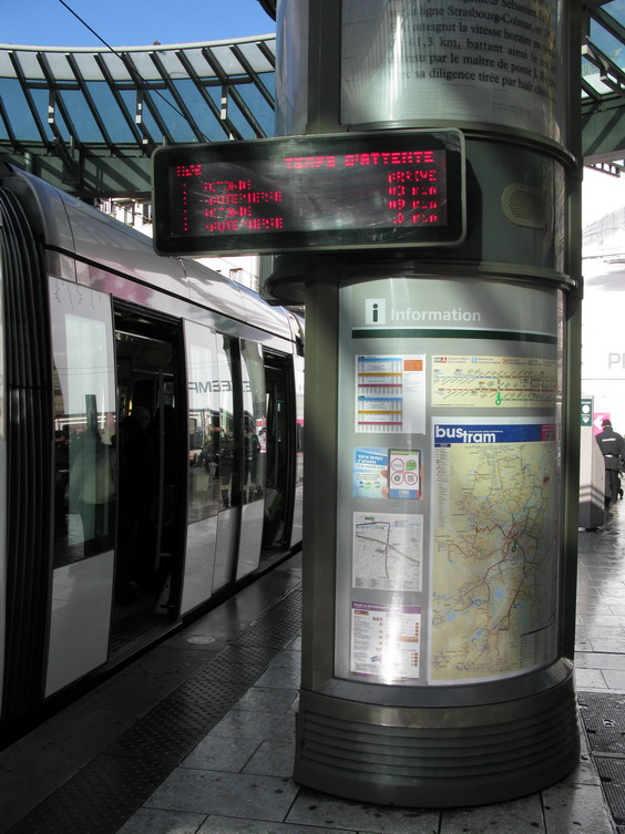 Mobiliáø na tramvajových zastávkách je pomìrnì velkorysý. Kromì informaèních panelù s aktuálními èasy pøíjezdù zde najdete jízdenkový automat, podrobné informace o dopravì a nìkdy i WC.
