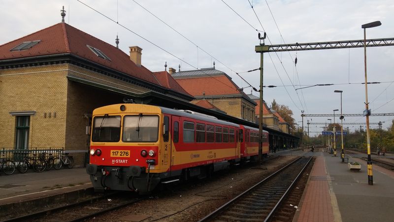 Na hlavní vlakové nádraží vede kromì páteøní trati z Budapešti také nìkolik neelektrizovaných tratí s provozem u nás dobøe známých motorových a pøívìsných vozù z vagónky Studénka.