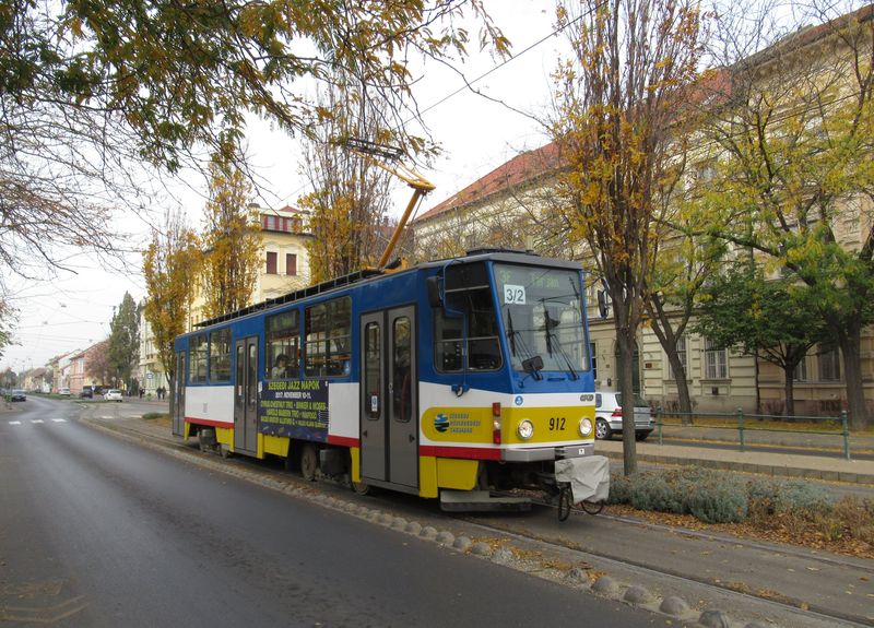 Vozy T6A2 byly do Szegedu dodány v letech 1997-8 jako nové. S nimi ve všední dny potkáte ještì 4 ojeté vozy TB6A2 z nìmeckého Rostocku z roku 1989, které nemají kabinu øidièe, jsou tak trvale druhé.