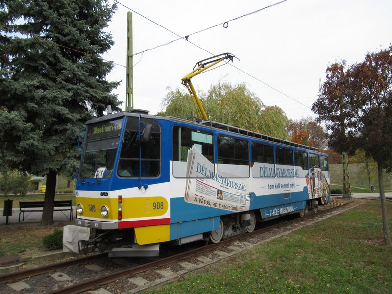 Záložní tramvaj T6A2 na kusé koleji v obratišti Tarján. Vìtšina tìchto modrožlutobílých tramvají je na boku opatøena reklamním polepem.