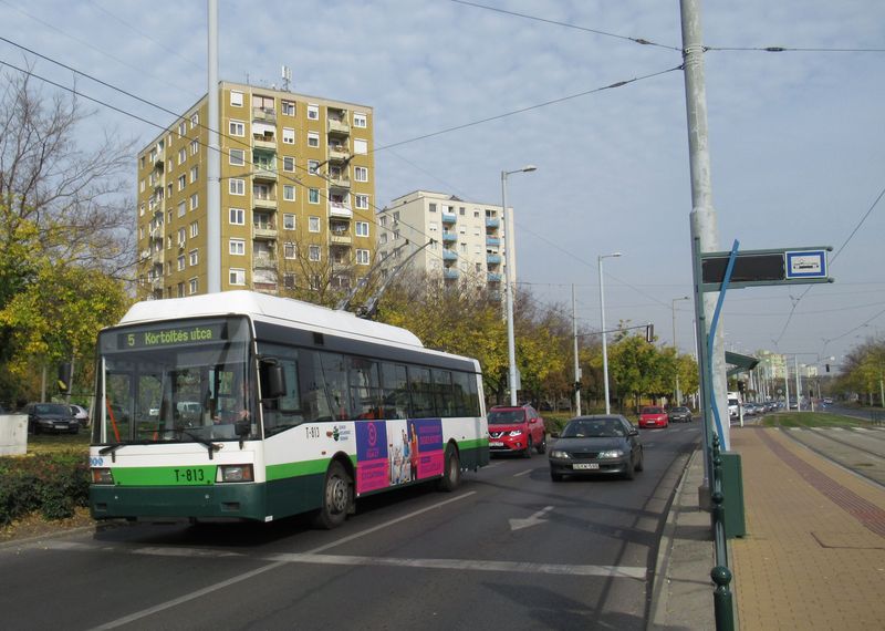 Další pøestavba z plzeòského autobusu nese ještì pùvodní szegedský nátìr – vùz 813 byl totiž pøestavìn na trolejbus už v roce 2012. Vozidlo dostalo paradoxnì nátìr velmi podobný plzeòským trolejbusùm, i když v Plzni jezdil jako èervenobílý autobus.