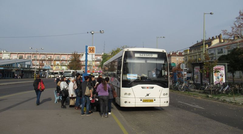 Dálkový autobus Ikarus-Volvo na malém ale rušném autobusovém nádraží Mars tér západnì od historického jádra Szegedu. Autobusové nádraží je dobøe napojeno na tramvajovou i trolejbusovou dopravu.