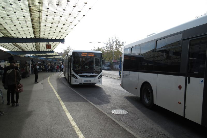 Autobusové nádraží na námìstí Mars tér má kvalitní architekturu i zázemí. Nové autobusy pocházejí od Volva èi Scanie, stejnì jako na mìstských linkách dopravce DAKK. Funguje zde i akustické hlášení jednotlivých odjezdù.