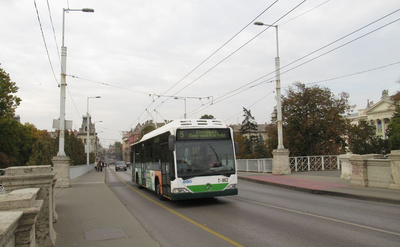 Szeged je proslulý pøestavbami z autobusù na trolejbusy – takto vzniklo v letech 2007-2010 také šest tìchto Mercedesù Citaro z roku 1999. Standardní trolejbusy potkáte na linkách 5 a 7.
