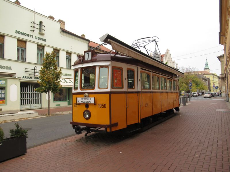 Pozùstatek tramvajové historie v jádru mìsta dnes slouží jako sezonní kavárna. Elektrické tramvaje zde zaèaly jezdit už v roce 1908.