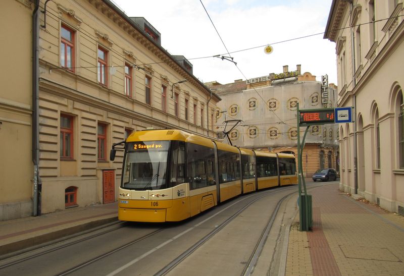 Tramvaje i trolejbusy projíždìjí i historickým jádrem rovinatého Szegedu. Na žádné zastávce v centru nechybí elektronický panel s on-line pøíjezdy nejbližších spojù.