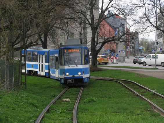 Prùkopníky nízopodlažnosti byly v Tallinu tyto tøíèlánkové tramvaje, vzniklé mezi roky 2001 a 2005 vložením støedního nízkopodlažního èlánku do klasické dvouèlánkové tramvaje KT4. Celkem jich bylo pøestavìno 12. Prostøední èlánek má dvojici malých nehnaných jednonápravových podvozkù. Tato tramvaj je v Tallinu oznaèena jako KT6.