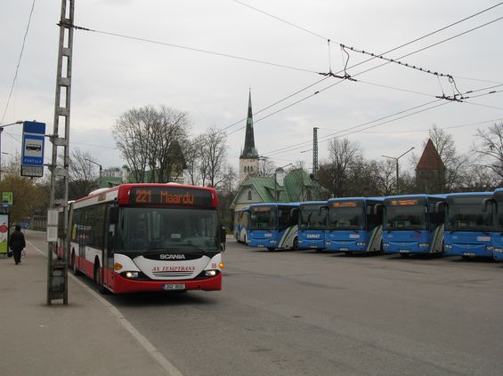 Kloubová Scania soukromého pøímìstského dopravce ve spoleènosti pøímìstských autobusù Iveco Crossway, které provozuje nìkolik dopravcù, ale všechny mají jednotný nátìr, zøejmì jako požadavek okresu sdružujícího mìsta a obce v okolí Tallinu. Tyto pøímìstské linky jsou èíslovány 100 a výše.