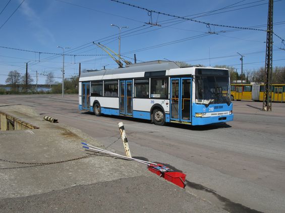 Urèitou raritou jsou v Tallinu trolejbusy Ikarus. V 90. letech bylo dodáno 6 èásteènì ojetých kloubových trolejbusù Ikarus 280T ze zrušeného nìmeckého provozu Hoyerswerda, následovalo cca 5 trolejbusù 412T.