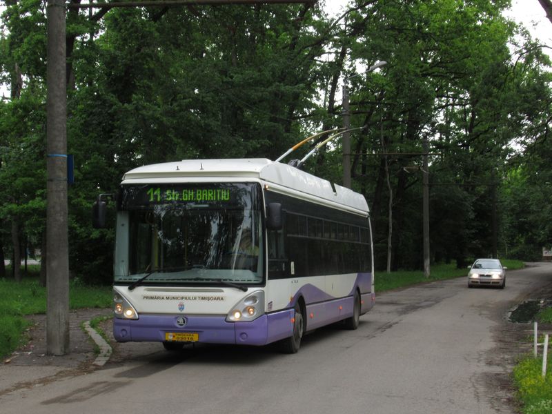 Koneèná zastávka trolejbusové linky 11 na kraji Temešváru. Než byla v roce 2008 kompletnì obnovena flotila trolejbusù, mohli jste tu potkat napøíklad kloubové Ikarusy z nìmeckého Eberswalde nebo francouzské trolejbusy Berliet z Lyonu.