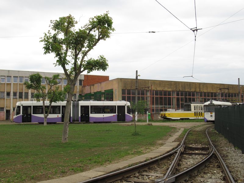 Náhled do vjezdu do tramvajové vozovny Dambovita, kde se potkávají tramvaje Armonia, Hansa i pracovní vùz z pùvodní rumunské tramvaje Timis.