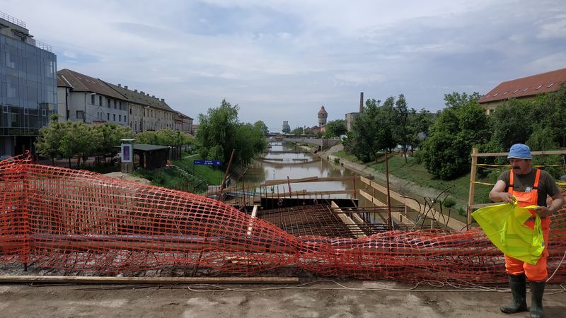 Vodní kanál Bega protíná Temešvár od západu na východu, èehož je s výhodou využito pro provoz vodní linky MHD, která vede skrz celé mìsto, je oznaèena jako V1 a na cestì má tato „vodní tramvaj“ 5 zastávek.