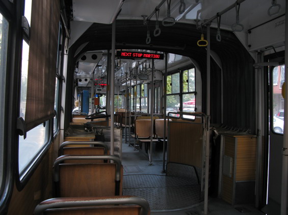 Interiér nejstaršího typu mìstských autobusù v Soluni. Evropské peníze pøinesly do vozù MHD kromì jednotek GPS také digitální panely, hlášení zastávek a to vše i v anglickém jazyce.