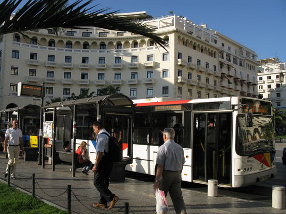 Silnice, kudy vede èást hlavních autobusových linek protíná jednu z nejrušnìjších pìších promenád v centru Solunì. Autobusy tu jezdí v intervalu 1-2 minuty.