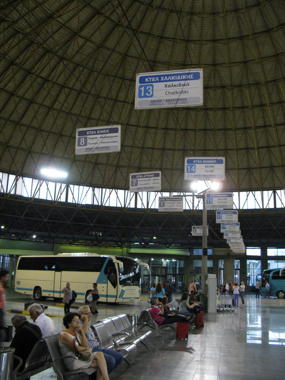Interiér haly autobusového nádraží. Dálkové autobusy jsou pomìrnì moderní a pohodlné a pøevažují zde dopravci s pøízviskem KTEL, což je nìco podobného jako ÈSAD u nás.