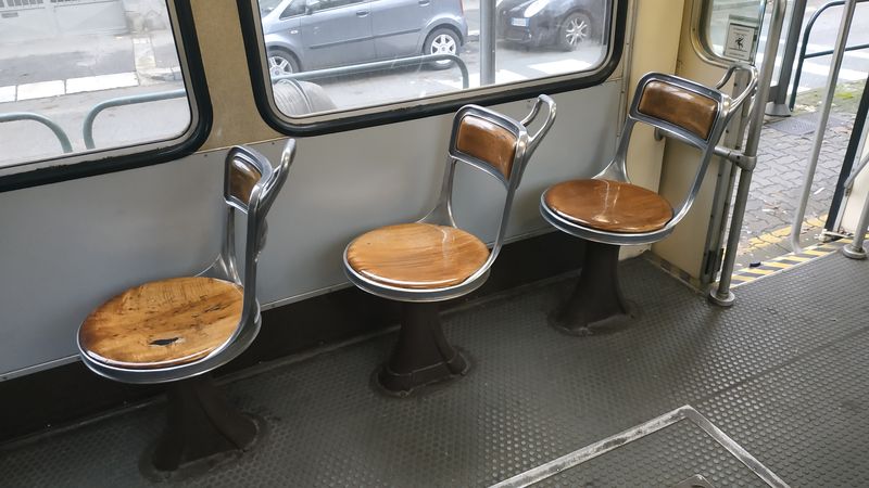 Zajímavì tvarované døevìné sedaèky ve starých dvouèlánkových tramvajích. Sezení 1+1 a maximální prostor na stání jsou pro místní tramvaje typické.