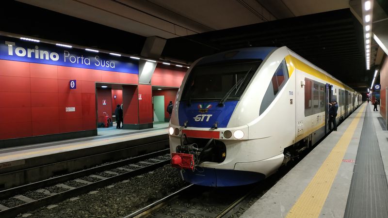 Nové podzemní nástupištì nového nádraží Porta Susa. Od roku 2012 funguje také systém pøímìstské železnice SFM. Na dvou z osmi linek je provozovatelem vlakù turínský dopravní podnik GTT. Zbytek provozují italské národní dráhy Trenitalia.