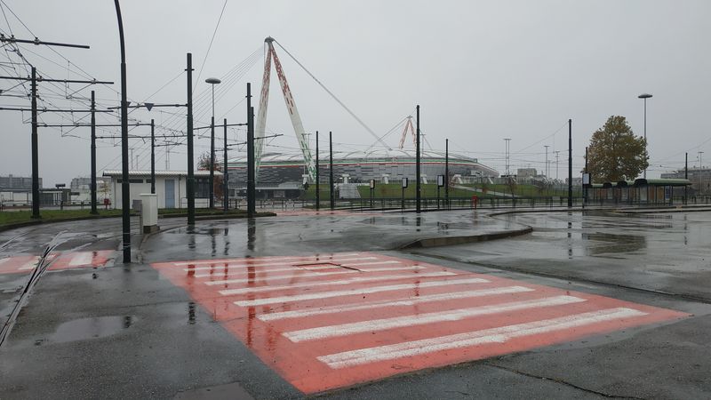 Obøí tramvajová smyèka poblíž svìtoznámého fotbalového stadionu Juventus Turín je využívána pouze v dobì konání fotbalových zápasù. Tato tra� je napojena na západní tra� využívanou linkou 3 do ètvrti Vallette.