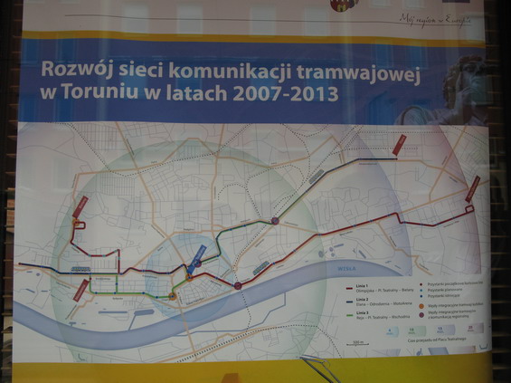 U tramvajové vozovny na zastávce Reja si mùžete prohlédnout plány optimalizace a rozvoje sítì tramvají. Nová tra� do Bielan se zaèala stavìt v bøeznu 2013.
