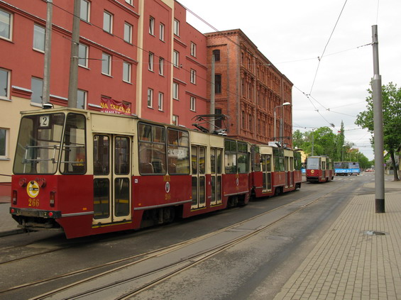 Odstavná plocha pøed historickou malièkou vozovnou v centru poblíž zastávky Reja. Vzhledem k velikosti vozovny jsou tramvaje odstavovány vìtšinou na koneèných.