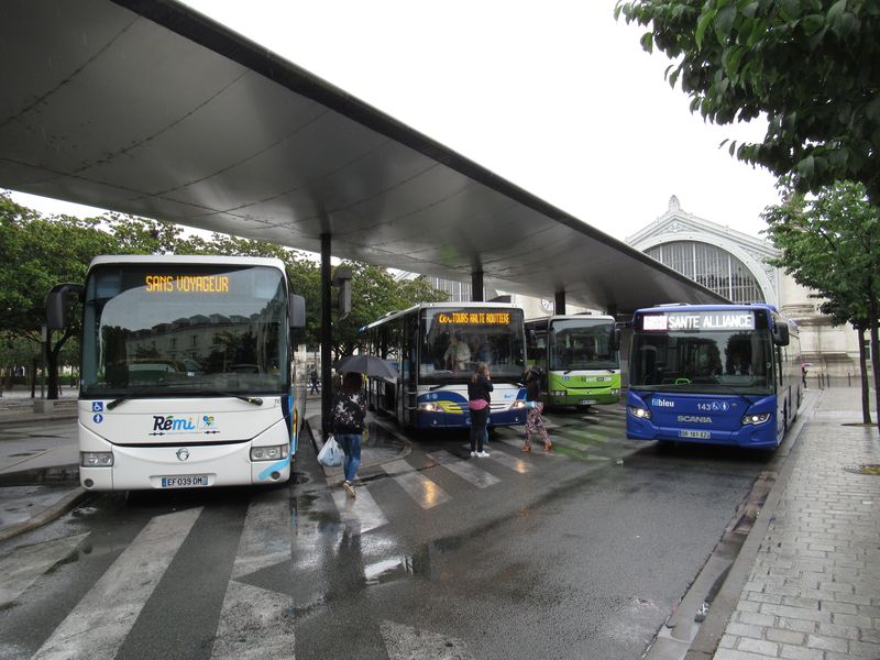 Regionální autobusy na autobusovém nádraží umístìném pøímo pøed hlavním vlakovým nádražím, kudy projíždí také modrá mìstská Scanie – ty tvoøí cca tøetinu vozového parku standardních autobusù místního dopravce Keolis.