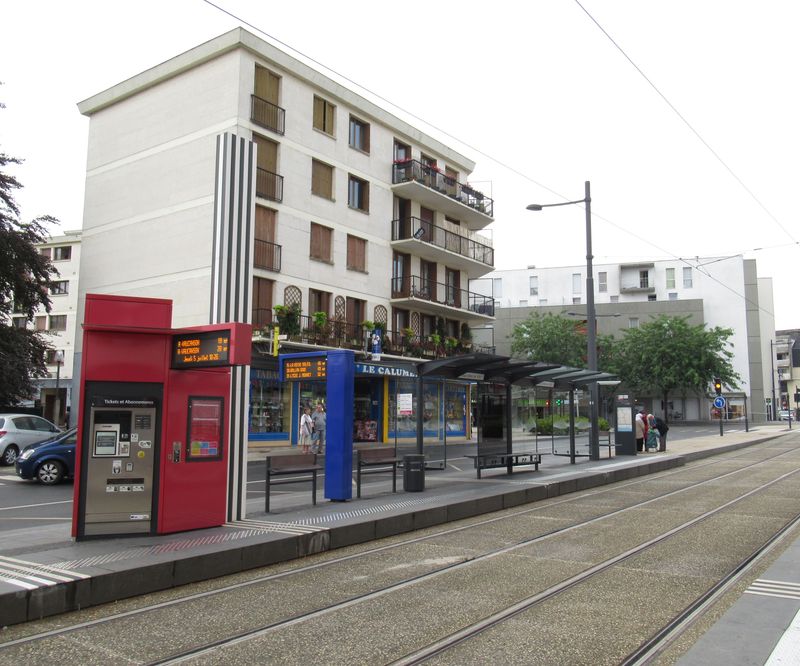 Ukázka sdružené pøestupní zastávky tramvaje a autobusu v centru pøedmìstí Joué les Tours. Autobusové totemy mají modrou barvu, tramvaje rùžovou (èervenou). Nechybí ani výrazný èernobílý pruhovaný sloup.
