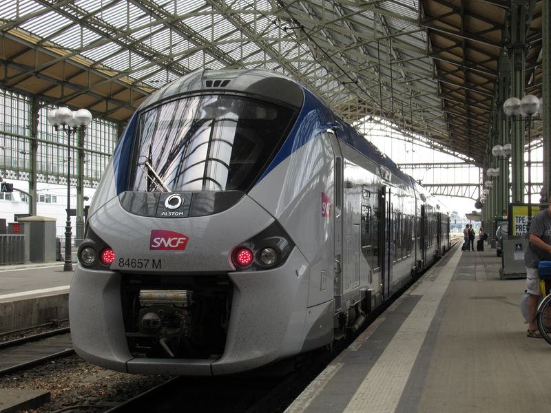 Nová ètyødílná elektrická jednopodlažní jednotka od Alstomu. Konkurenèní Bombardier dodává francouzským dráhám nové dvoupatrové jednotky, které jsou tu také k vidìní a svezení.