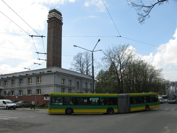 Od Hlavního nádraží odjíždí také nìkolik autobusových linek. Hlavním zdejším dopravcem je MZK Tychy, který obléká své autobusy do zelenožlutého kabátu. Provozuje také množství starších francouzských autobusù Renault a Heuliez.