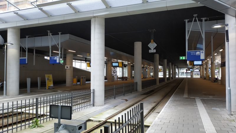 Podzemní koneèná tramvajová zastávka na východní stranì hlavního nádraží slouží od roku 2019 pro novou linku 22 smìøující do univerzitního kampusu. Na této lince jezdí pìtièlánkové tramvaje CAF, bohužel v dobì návštìvy probíhala letní výluka celé linky.
