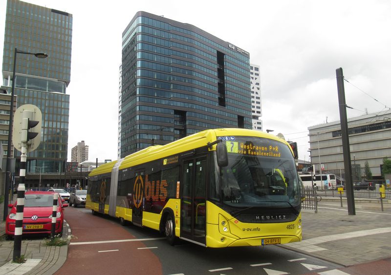 Flotila elektrobusù v Utrechtu již obsahuje 75 vozidel, kromì tìchto 35 kloubových jsou to elektrobusy standardní délky a v midiverzi. Vìtšina utrechtských autobusových linek je vedena kolem hlavního nádraží.