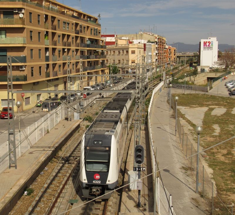 Souprava metra na nejstarší lince 1, která je nejdelší linkou metra ve Valencii, nad stanicí Empalme kde se spoleèný tunelový úsek mìní na dvì samostatné povrchové vìtve. Celou trasu linky 1 dlouhé 70 kilometrù se 40 stanicemi ujedete za dvì hodiny.