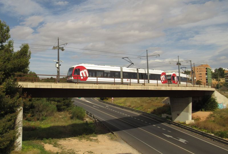 Do kopcovitého sídlištì La Coma na severozápadním okraji Valencie stoupá tramvajová linka 4 po této mostní estakádì.
