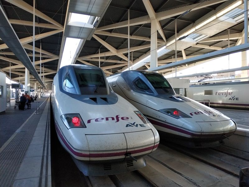 Na nádraží Joaquín Sorolla jižnì od centra konèí rychlovlaky AVE z Madridu, které sem dojedou ze španìlské metropole za necelé dvì hodiny. Tyto vlaky s aerodynamickým kachním èelem vyrobené v letech 2004-2010 umí jet až 330 km/h.