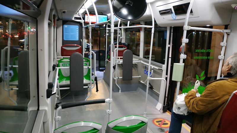 Interiér elektrobusu Irizar na okružní lince 5. Od chystané zmìny linkového vedení budou ekologické autobusy nasazeny na nové okružní lince C1.