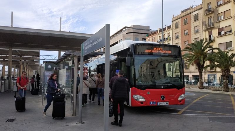 Hlavní nádraží Valencia Nord spojuje s nedalekou koneènou stanicí rychlovlakù Joaquín Sorolla tento bezplatný autobus, který jezdí v intervalu 10 minut. Až bude realizována nová centrální stanice, mìly by již všechny vlaky zastavovat na jednom místì.