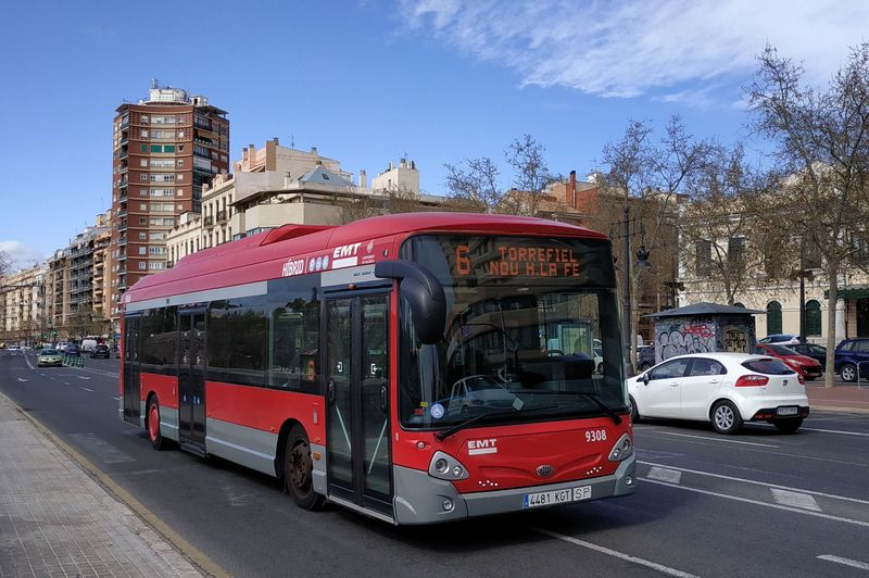 Jedna z posledních dodávek nových autobusù pøinesla do Valencie také hybridní autobusy Heuliez, konkrétnì 7 standardních a 14 kloubových autobusù.