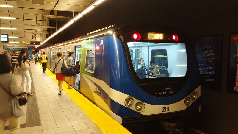 Jedna z podzemních stanic Canada Line v centru Vancouveru. Metro je plnì automatické. Na stanicích nejsou používány dveøní stìny, donedávna nebyly v metru ani turnikety. Ty byly zavedeny po dlouhých pøípravách a prùtazích až v dubnu 2016.