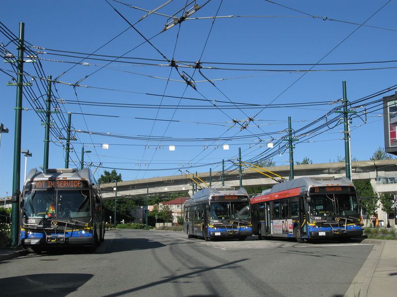 Dopravní terminál Marine Drive u stanice letištní linky metra sdružuje tøi trolejbusové a nìkolik autobusových linek. Kloubové vozy najdete zhruba na ètvrtinì trolejbusových linek. Nachází se zde také vozovna. Trolejbusové linky mají èísla od 3 do 20.