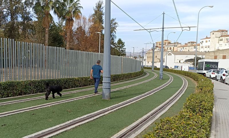Nikdy neotevøený severní konec tramvajové trati vede západním okrajem centra mìsteèka Vélez-Málaga. Dnes slouží tramvajové tìleso s umìlým trávníkem tøeba jako promenáda pro venèení psù.