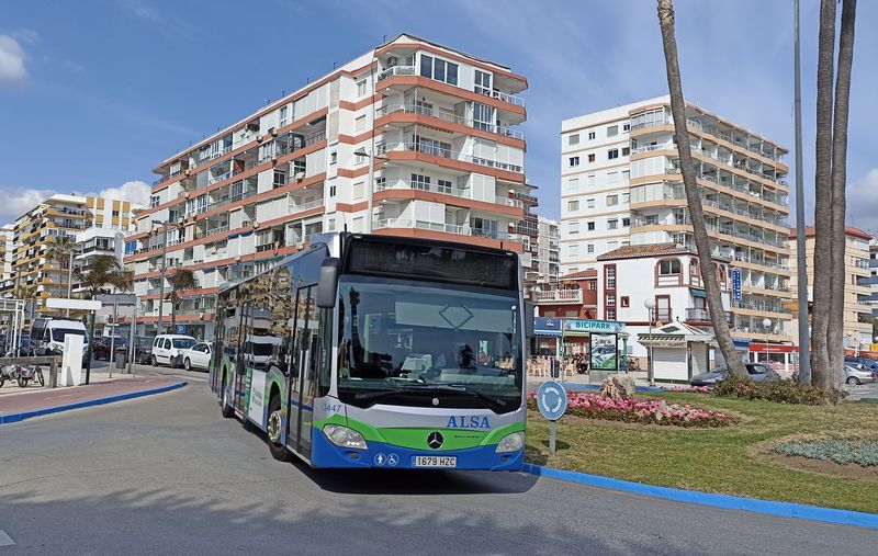 Místo tramvají jezdí mezi obìma mìsty tyto autobusy dopravce Alsa. Celkem má místní MHD 5 linek, jednièka je páteøní. Autobusy zajíždìjí i k místním plážím v Torre del Mar.