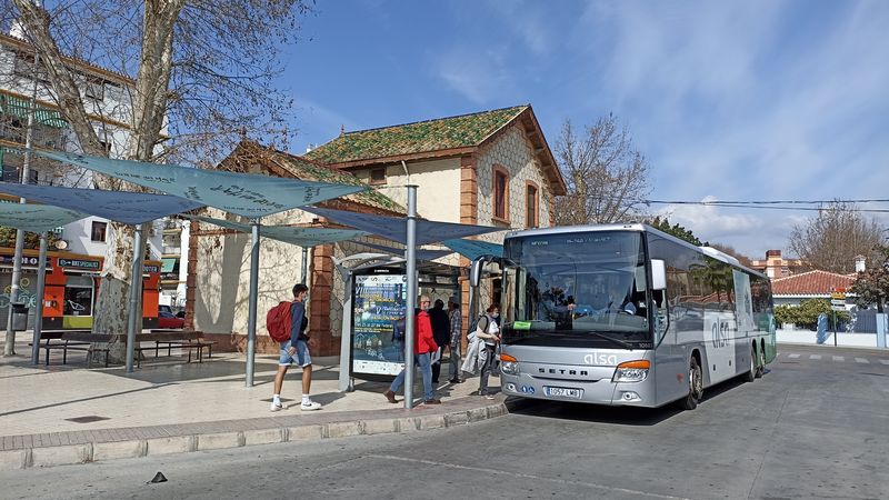 Autobusový terminál v Torre del Mar, odkud jezdí v krátkém intervalu patnáctimetrové pøímìstské autobusy Setra dopravce Alsa do 30 km vzdálené Málagy. Také zde je památka po zrušené regionální železnici z Málagy v podobì nádražního domku.