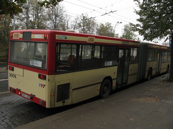 Pro autobusové linky má zdejší dopravní podnik k dispozici cca 400 autobusù pro zhruba 70 linek. Z velké èásti jde o autobusy z druhé ruky, kupované od zaèátku 90. let až dodnes z rùzných nìmeckých, nizozemských èi skandinávských mìst. Ojetiny dodávané v posledních letech si ponechávají pùvodní nátìr z mateøských provozù, jako napøíklad tento Mercedes z roku 1995 z nìmeckého mìsta Hanau.