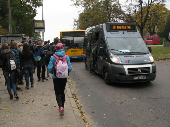 Pøed nìkolika lety vznikla také minibusová linka 88, spojující letištì ležící cca 15 minut jízdy od centra s historickým jádrem Vilniusu. Na této lince jezdí mikrobusy Fiat Ducato a lze se s ní dostat pøímo do historického centra až k radnici, kam ostatní autobusy nezajíždìjí.