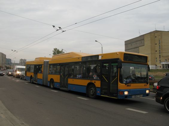 Autobusù z druhé ruky jezdí po Vilniusu cca 220, nìkteré jsou i 30 let staré (by� v lepším technickém stavu než o mnoho mladší stroje kupované do Vilniusu jako nové). Mezi ojetinami kralují kloubové i standardní Mercedesy, následované MANy, Neoplany èi švédskými autobusy Säffle (na podvozku Volvo). Tento plynový MAN na páteøní lince 2G byl vyroben v roce 1996 a do roku 2008 jezdil ve mìstì Hildesheim.