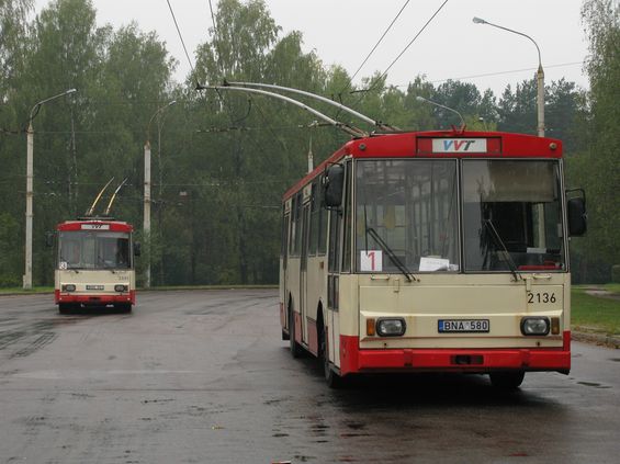 Základem vozového parku trolejbusù jsou èeské vozy Škoda 14Tr, nejstarší již 30leté. Poslední vìtší dodávka pøinesla do Vilniusu v letech 1996-9 pøes 80 tìchto vozidel. Po roce 1990 byl také vozový park doplòován ojetinami stejného typu z rùzných èeských a slovenských mìst (napøíklad Pardubice, Plzeò, Zlín, èi Prešov) (nyní jich tu jezdí pøes 30). Tento vùz pochází z Pardubic, kam byl dodán v roce 1993.